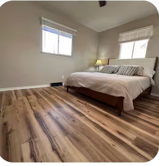 All BR's with Queen Beds - 928 W Lake St