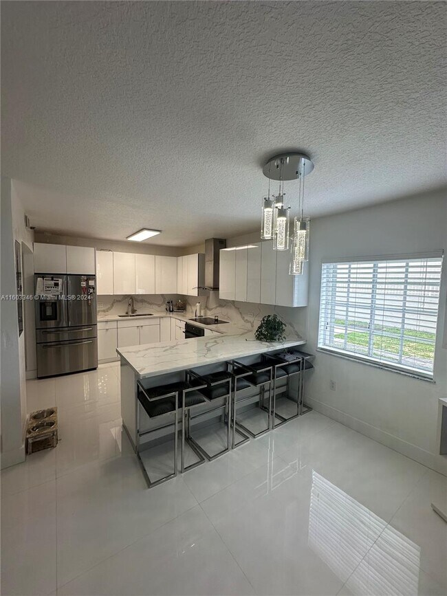 Foto del edificio - 8320 NW 103rd St