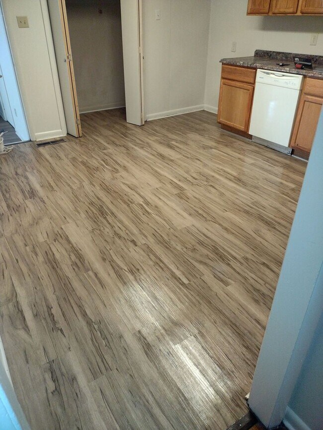 Foto del edificio - Spacious 4-Bedroom 2-Bath Home in Little R...