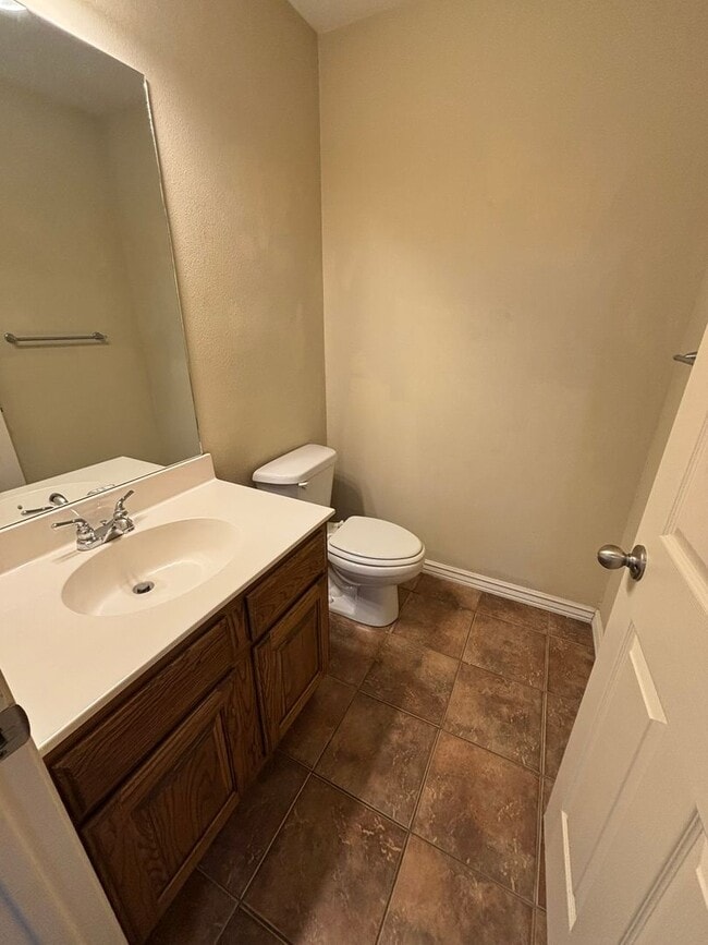 Building Photo - **COMING SOON** Large Townhouse in Farmington with Loft Style Bonus Space