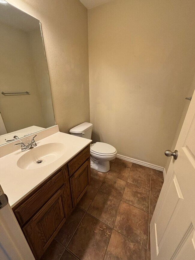 Foto del edificio - **COMING SOON** Large Townhouse in Farmington with Loft Style Bonus Space