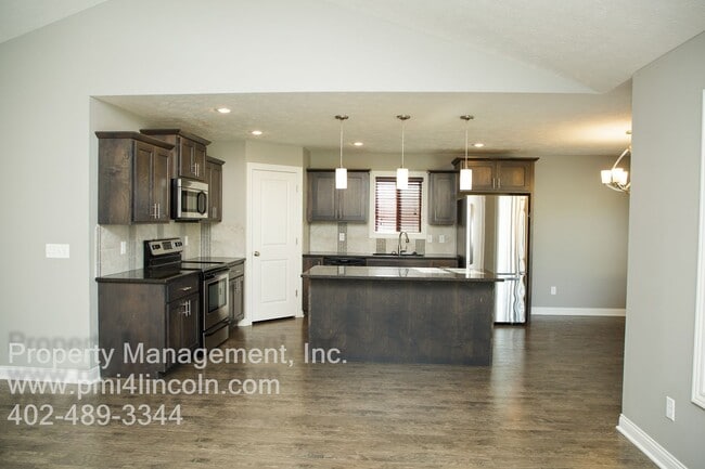 Building Photo - Ranch style house with 5 bedrooms and 3 baths