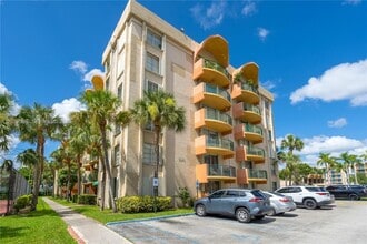 Building Photo - 9320 Fontainebleau Blvd