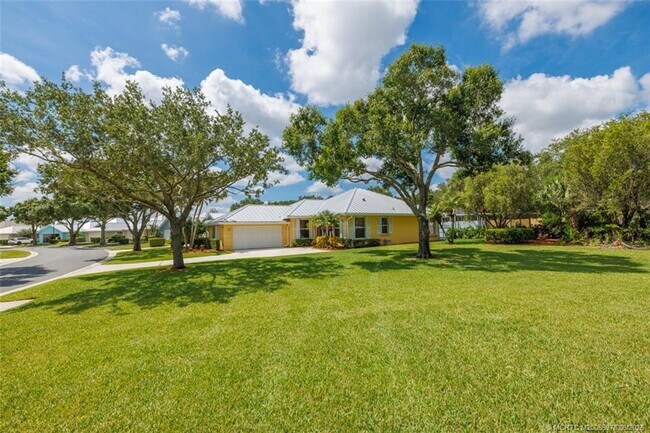 Foto del edificio - 2198 SW Mayflower Dr
