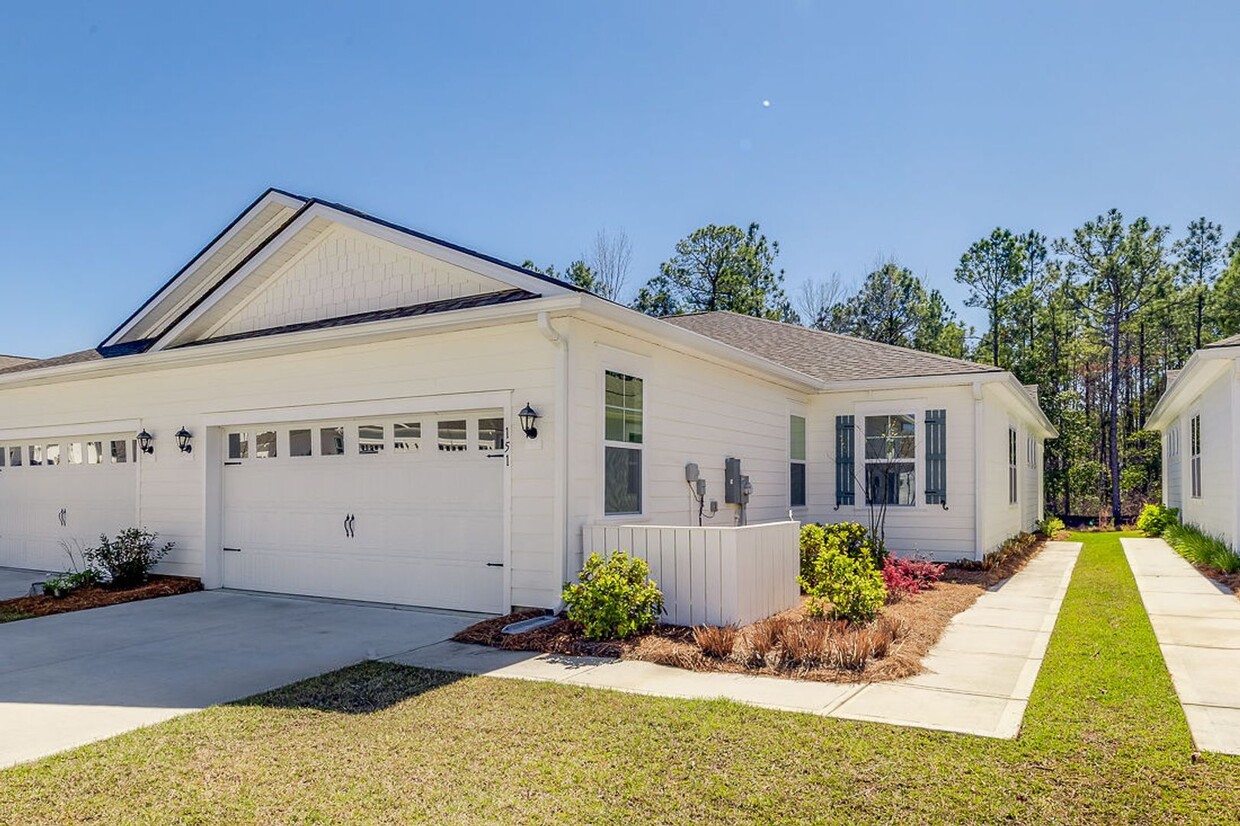 Primary Photo - Luxury & Maintenance Free Living in Savann...