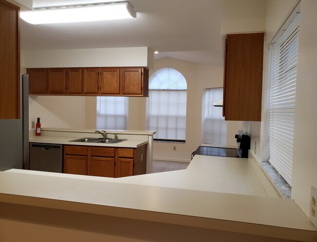 Kitchen with breakfast nook - 1517 Vernon Ct