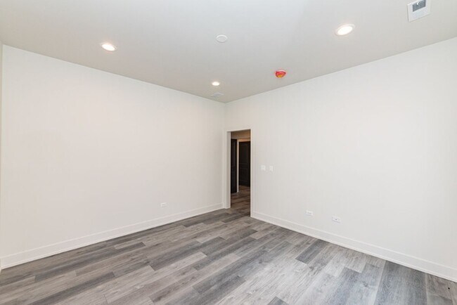 Building Photo - 1220 N Bosworth Ave