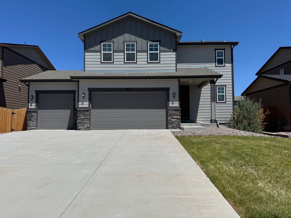 Primary Photo - Newer 3 Bedroom plus loft in Paint Brush H...