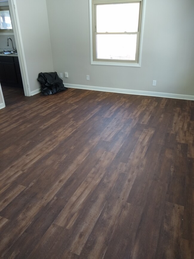 Building Photo - 2 bed/1bath townhome style duplex