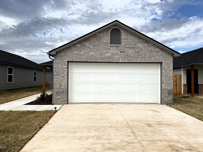 Foto del edificio - AVAILABLE NOW! Brand New Beauty in Yukon School District!-AVAILABLE NOW! $200 OFF FULL FIRST MONTH!