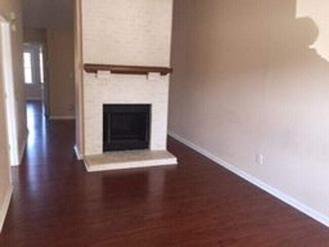 Foto del edificio - Cozy 1-Story Townhome in Campus East