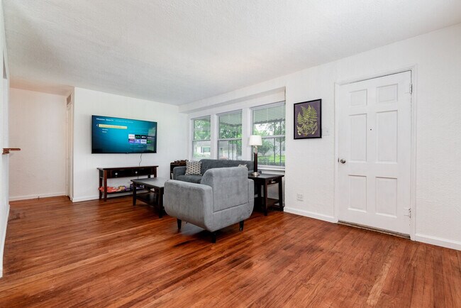 Foto del edificio - 9501 Upland Dr