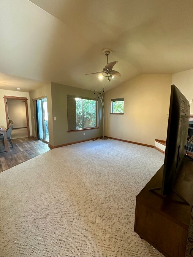 Building Photo - 1079 Cottonwood Rd