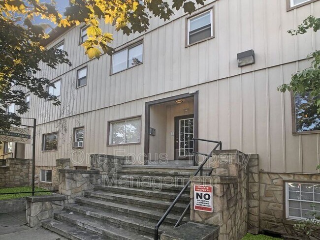 Building Photo - 805 W 3rd St
