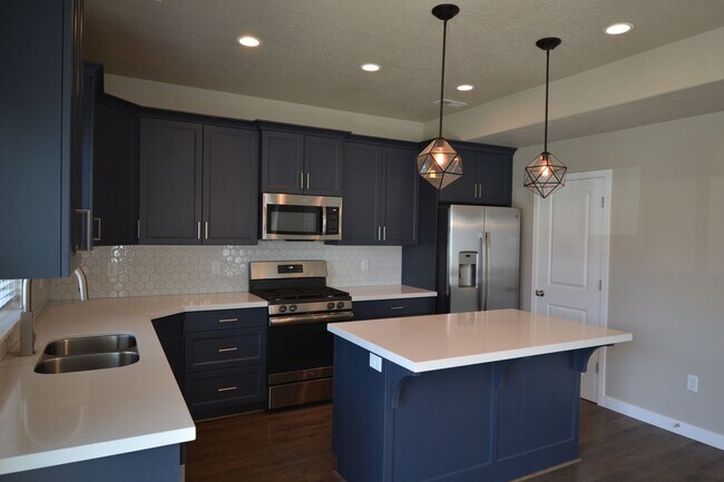 Building Photo - Gorgeous 4 Bed 3 Bath Townhouse in Riverton!