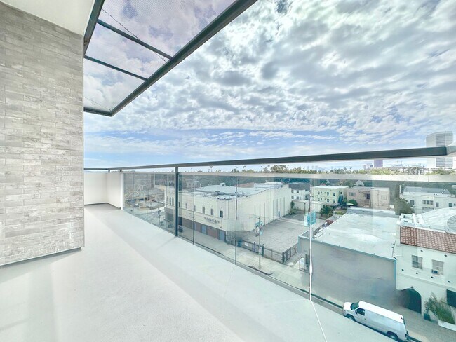 Foto del edificio - 838 S La Brea Ave