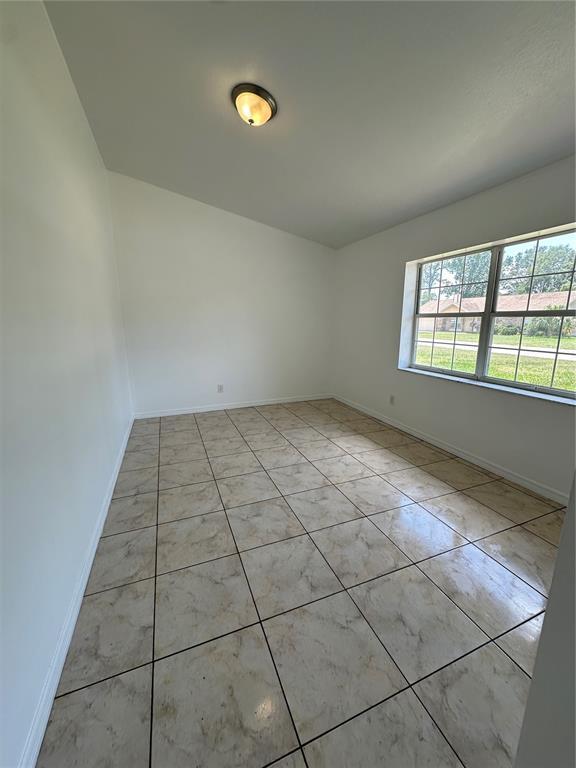 Building Photo - 5525 SE 43rd Ct