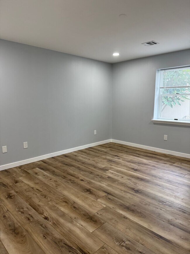 Foto del edificio - For Rent – 2 Bedroom, 1 Bathroom Apartment...
