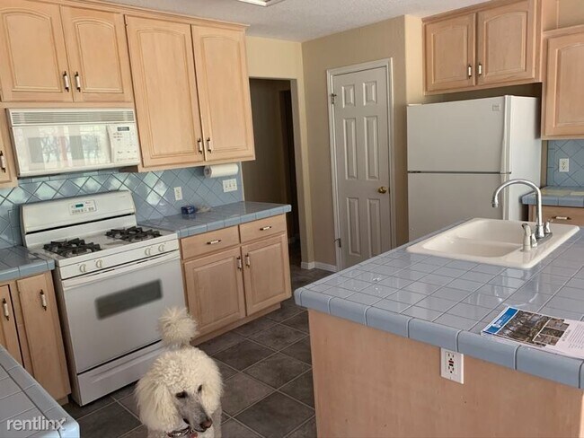 Foto del edificio - 3 br, 2 bath House - 401 Farrell Rd
