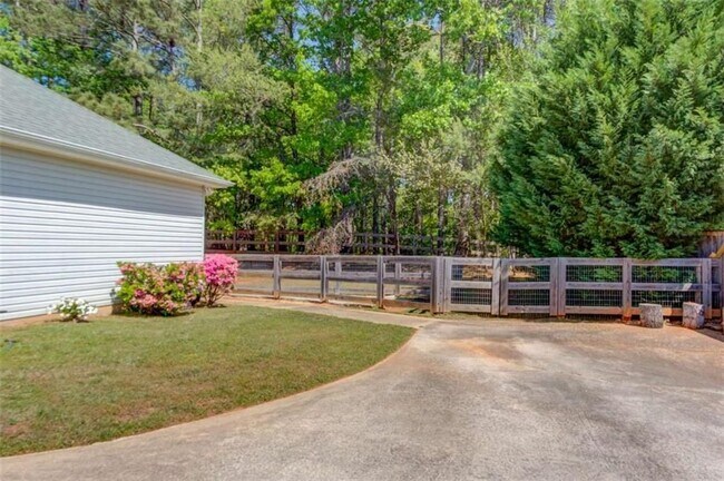 Foto del edificio - 3314 Banks Mountain Dr