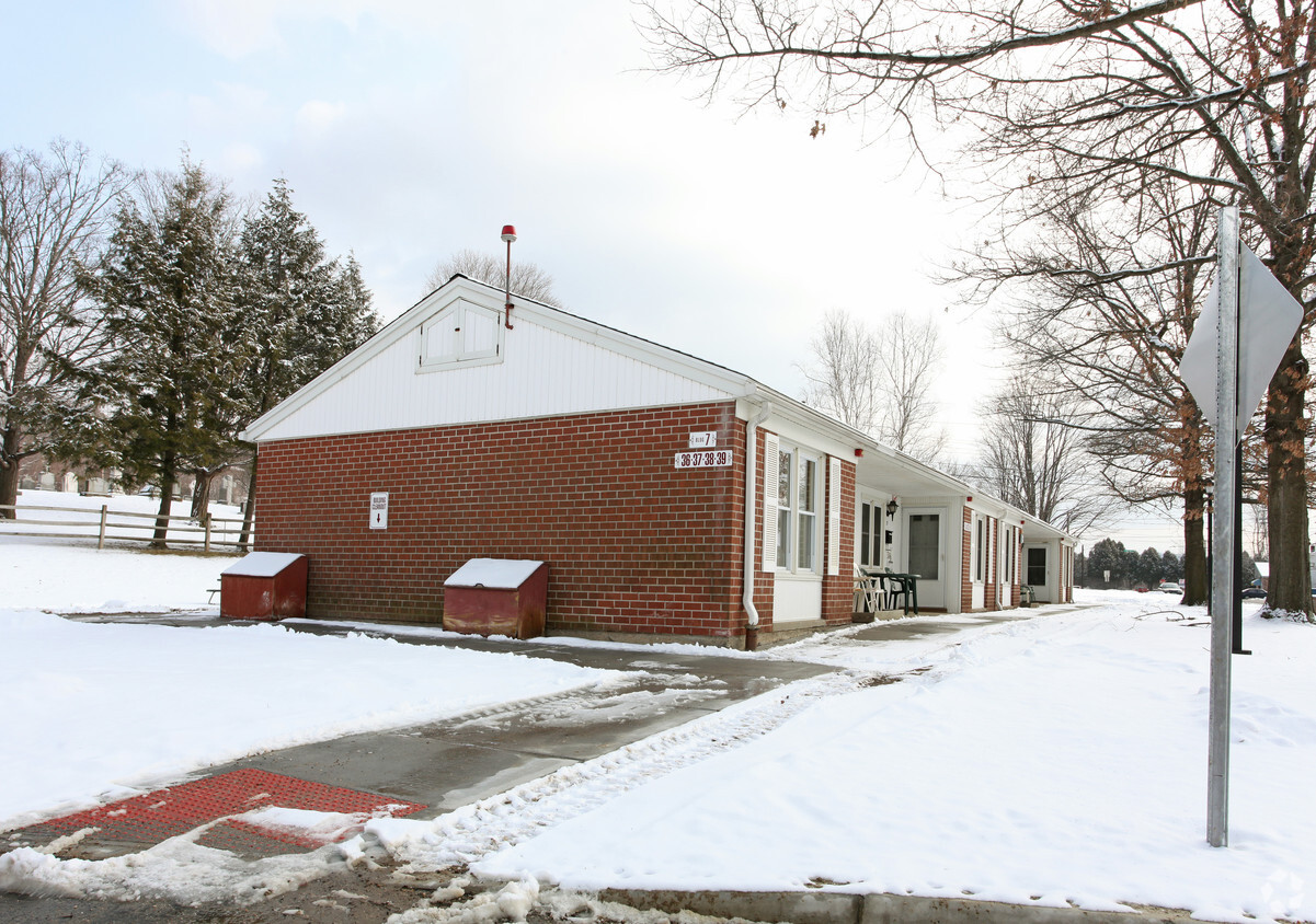 Building Photo - Willow Gardens