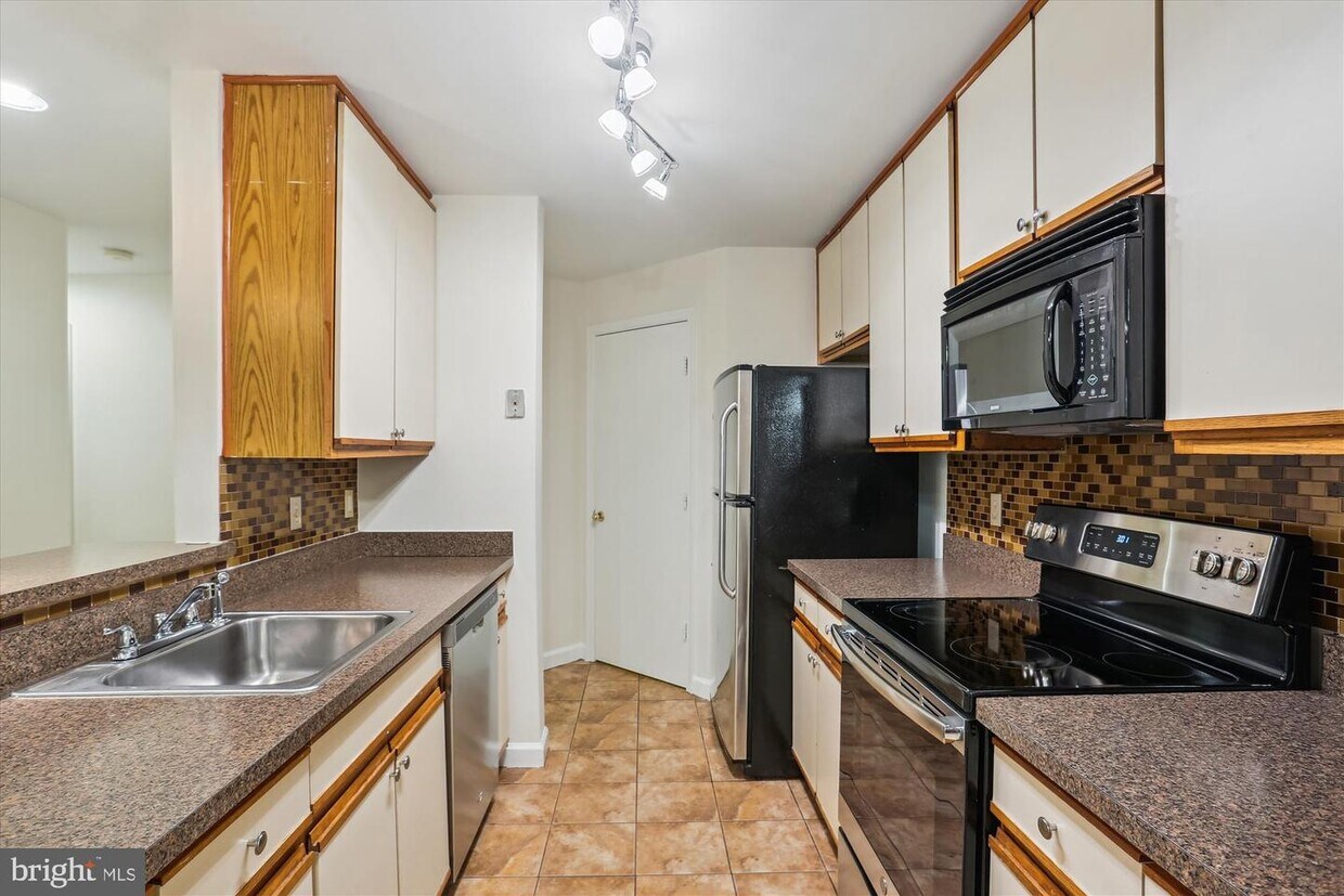 Primary Photo - 3301 Sir Thomas Dr