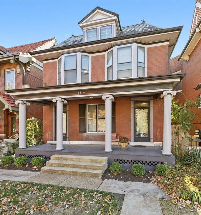 Foto del edificio - "Charming 3-Bed Duplex with Hardwood Floors & Cozy Fireplace - 6114 Waterman Blvd, St. Louis!" ST...