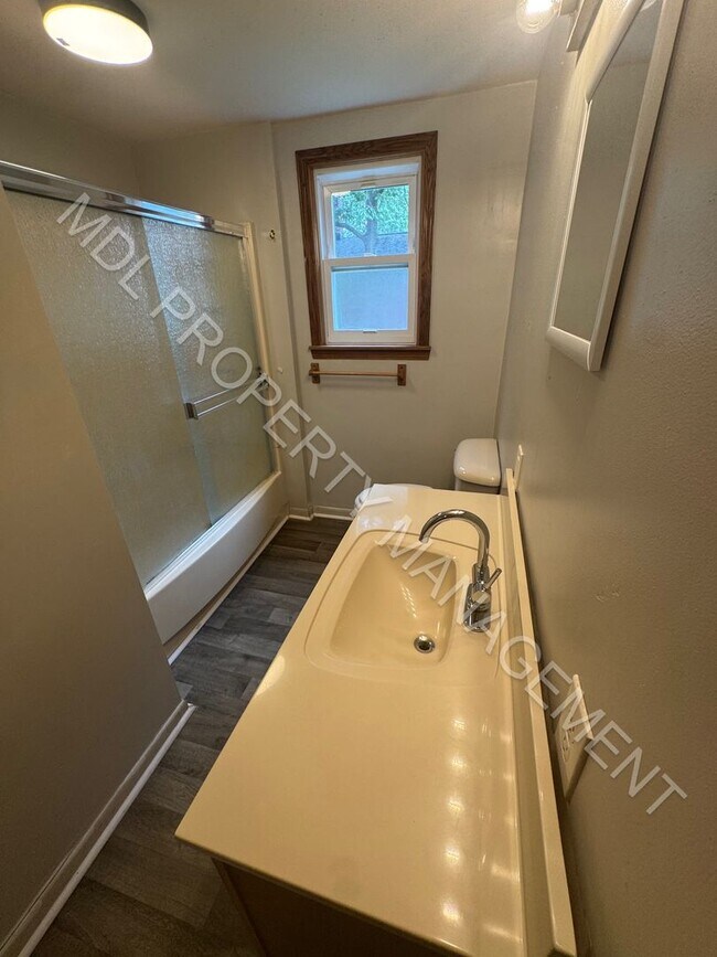 Foto del edificio - 2 bedroom 1 bathroom w/ additional living ...