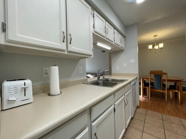 Foto del edificio - Furnished Oppenheimer Condo; Shorter Lease Options; Unit 212