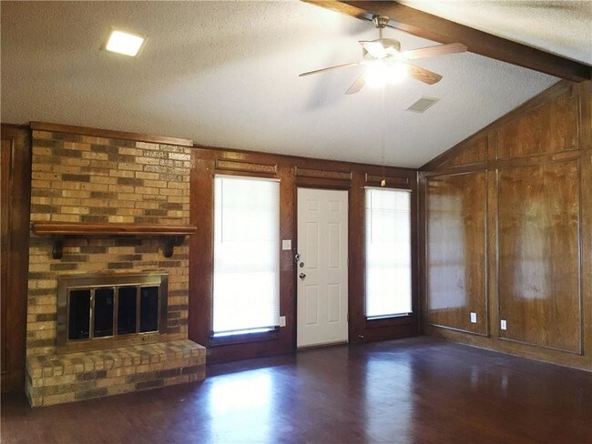 Building Photo - 1605 Willow Crest Dr