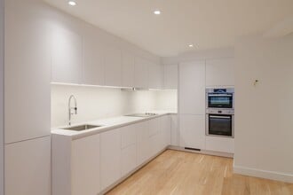 Building Photo - 4570 Ch. Queen Mary