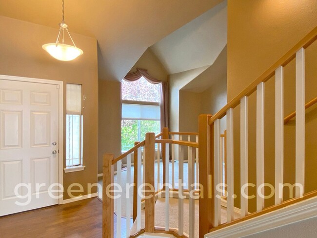 Building Photo - Beautiful 4+ Bedroom West Olympia Home