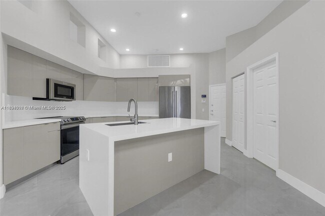 Building Photo - 2553 E Bay Dr