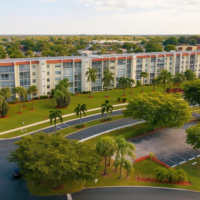 Foto del edificio - 3590 Via Poinciana