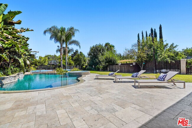 Foto del edificio - 22953 W Oxnard St