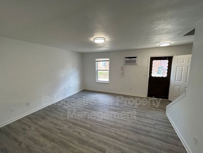 Foto del edificio - 229 Gilbert Ave