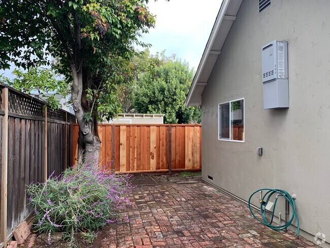 Building Photo - 463 Rosewood Ave