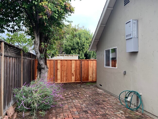 Modern new house with lots of lights and brand new appliances - 463 Rosewood Ave House