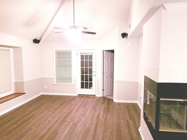 Foto del edificio - 2 Bedroom 2 Bath End Unit Townhome in Grafton