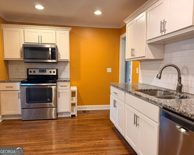 Building Photo - 2561 Sylvan Rd