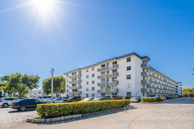 Building Photo - 1801 S Treasure Dr
