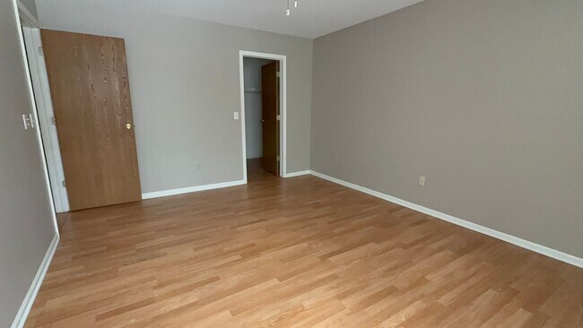 Building Photo - 2bed 1.5 Bath