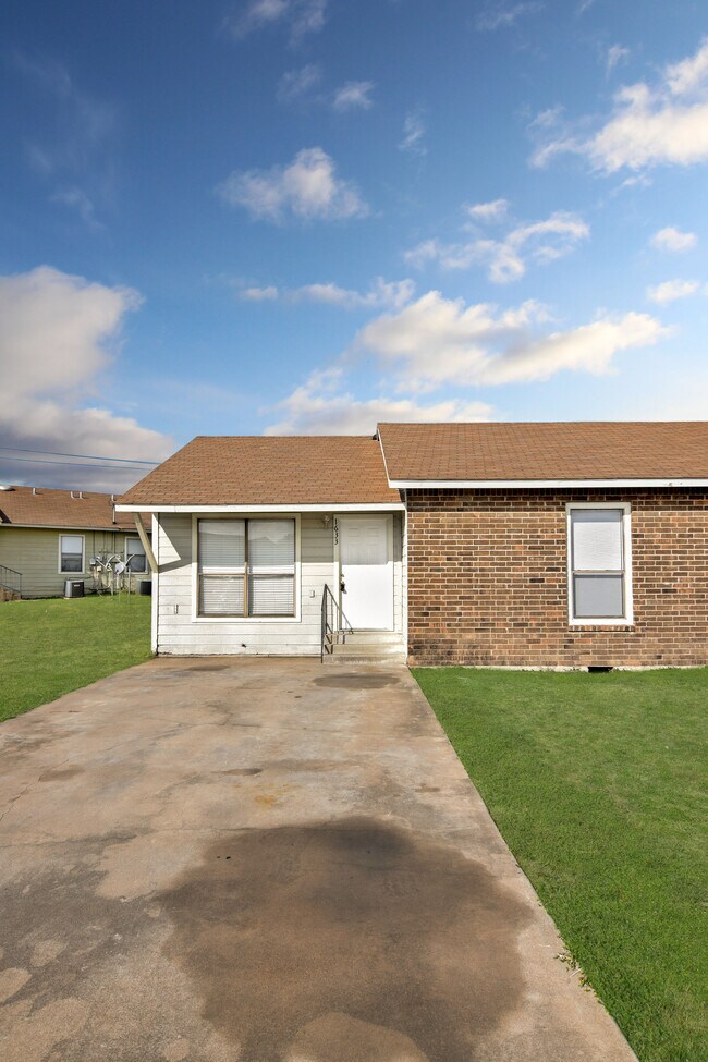 Building Photo - 1633 Kelly Dr