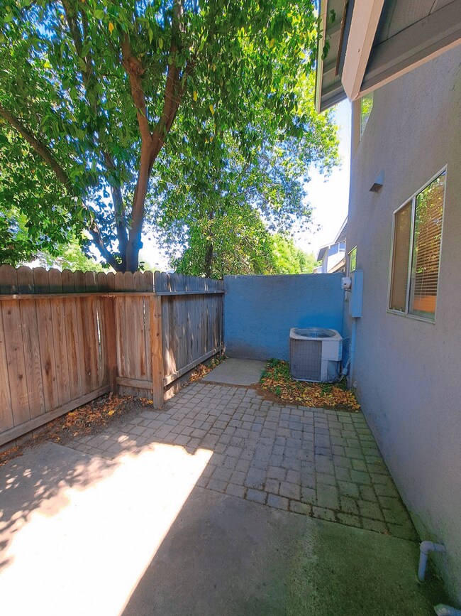 Building Photo - Comfortable 2 Story Condo By Fresno State!
