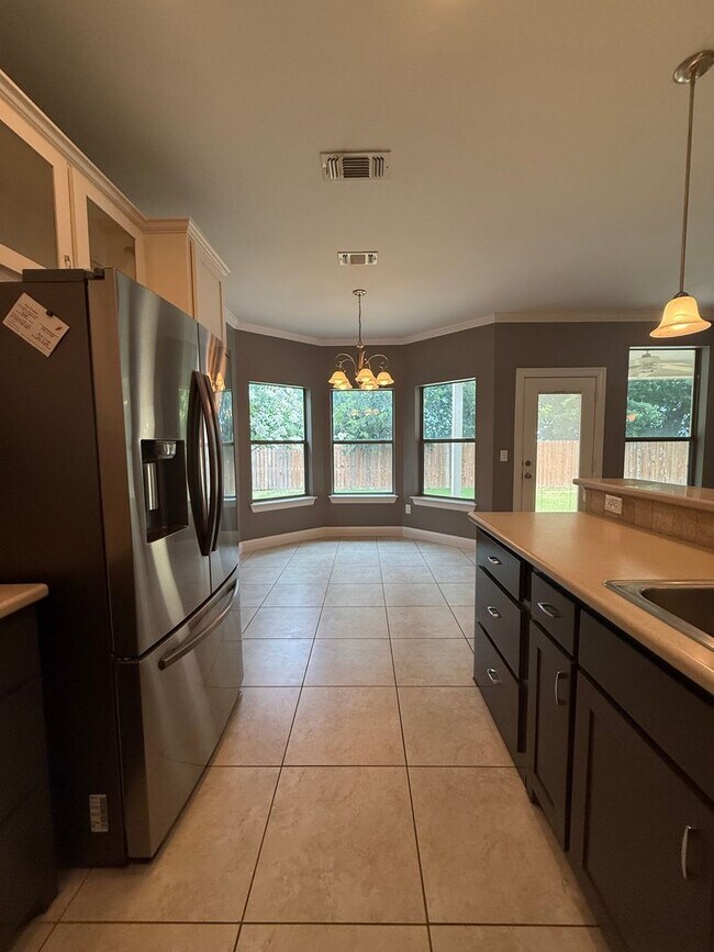 Building Photo - Beautiful 4 bedroom 2 bath home centrally located for added convenience
