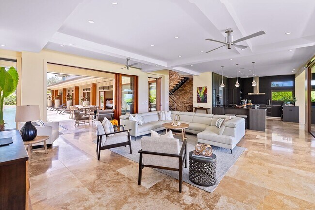 Foto del edificio - Makalei: Beachfront Villa w/ Heated Pool & View