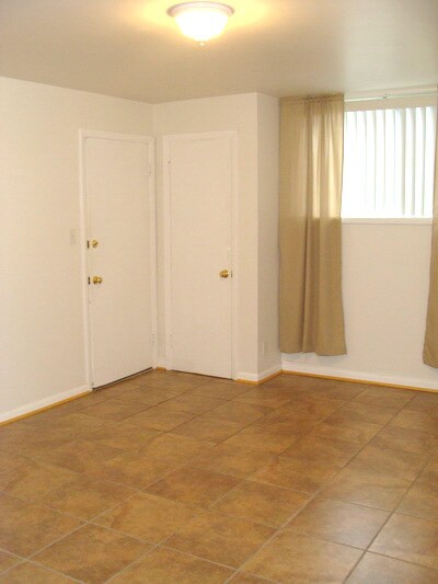 Building Photo - 4947 Charlemar Dr