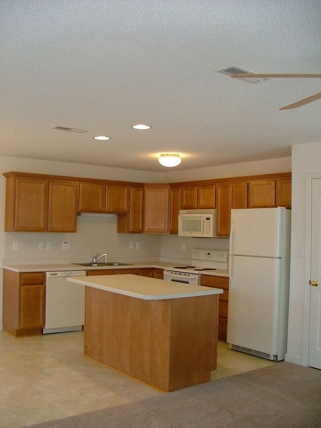 Building Photo - 123 Clusters Cir