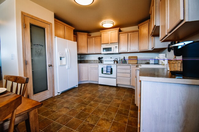 Kitchen - 3204 N SMITH ST