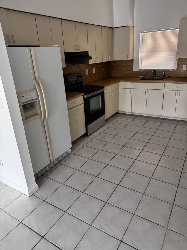 Building Photo - 1047 Abrams Blvd